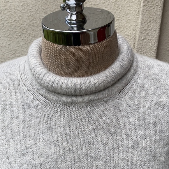 Madewell alpaca/wool blended with other material. Gorgeous stretchy sweater! - Picture 4 of 11